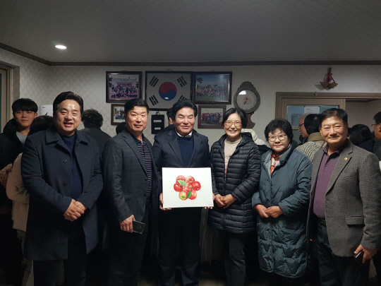 원유철 평택시민회장이 5일 평택 지산동 동막마을 주민들에게 감사패를 받은 뒤, 김상곤 경기도의원, 이관우 평택시의회 부의장, 김영주 평택시의원, 이상동 통장 부부와 기념촬영을 하고 있다. <원유철 회장 제공>